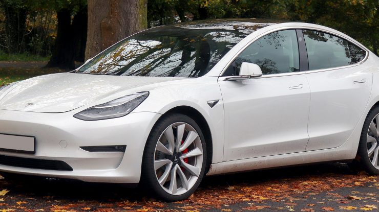 Tesla lansează cea mai accesibilă versiune a popularului sedan electric Model 3, în Europa. Decizia vine după ce vânzările au scăzut drastic