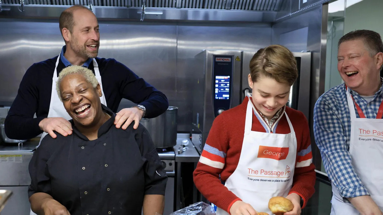 Familia regală britanică intră în spiritul sărbătorilor. Prințul William și fiul său au ajutat la prepararea mesei de Crăciun pentru persoanele fără adăpost