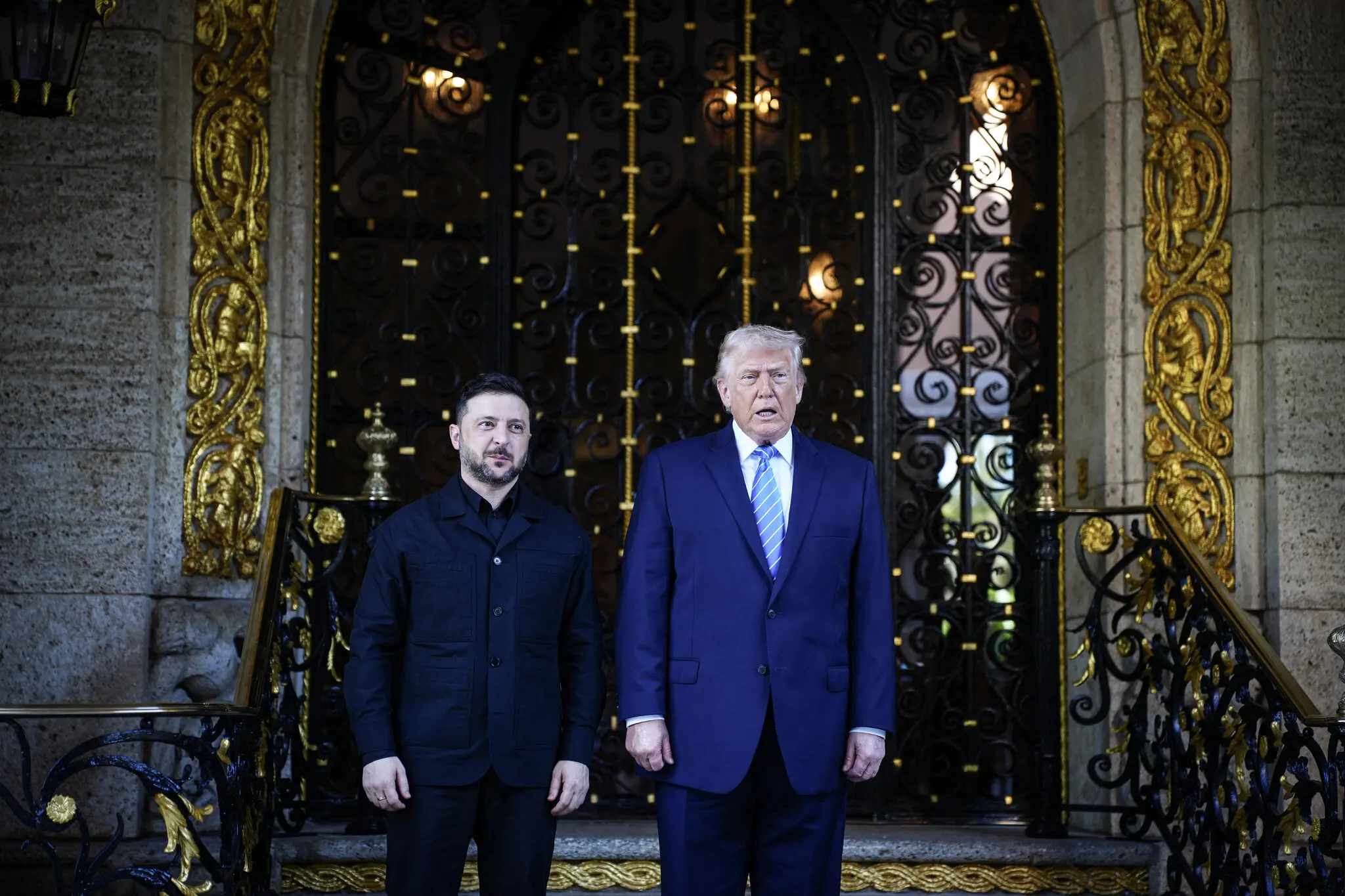 LIVE UPDATE. Trump și Zelenski participă la o conferință comună de presă, după negocierile de pace de la Mar-a-Lago: „Suntem mult mai aproape de un acord de pace, dar sunt negocieri foarte dificile. Totul se poate destrăma. Problema teritoriilor nu a fost încă rezolvată”