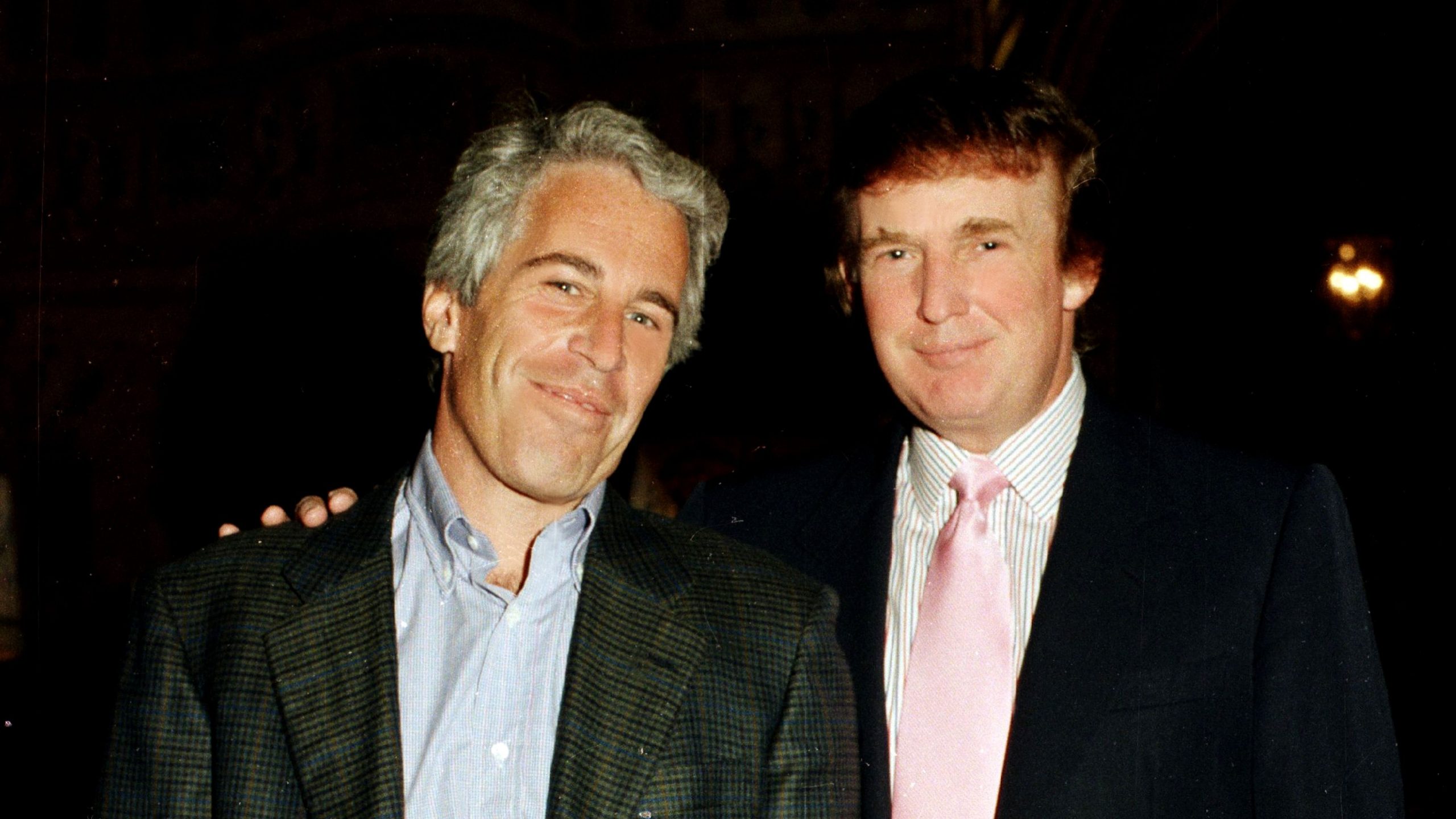 Departamentul de Justiție declasifică 30.000 de documente noi din Dosarele Epstein, însă face apel la „prudență”. Un document arată că Trump a călătorit de peste 8 ori cu avionul privat al pedofilului