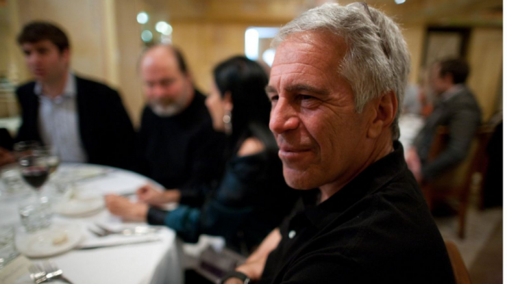 Democrații publică 68 de imagini noi din moștenirea pedofilului Jeffrey Epstein. În imagini apar Bill Gates, Steve Bannon, fostul consilier al lui Trump, și lingvistul Noam Chomsky. Alte fotografii arată mesaje tatuate pe pielea unor persoane necunoscute, cu citate din „Lolita”, o carte în care o fetiță e abuzată de un profesor mai în vârstă