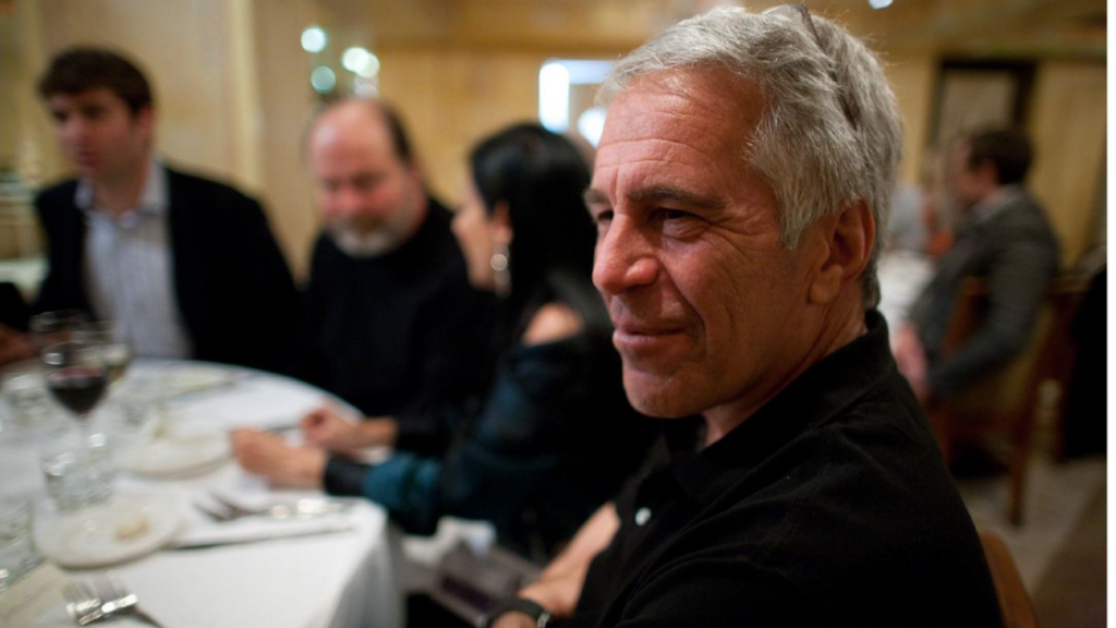 Democrații publică 68 de imagini noi din moștenirea pedofilului Jeffrey Epstein. În imagini apar Bill Gates, Steve Bannon, fostul consilier al lui Trump, și lingvistul Noam Chomsky. Alte fotografii arată mesaje tatuate pe pielea unor persoane necunoscute, cu citate din „Lolita”, o carte în care o fetiță e abuzată de un profesor mai în vârstă