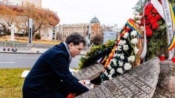 Președintele Nicușor Dan a depus o coroană de flori la Monumentul Revoluției din Piața Universității