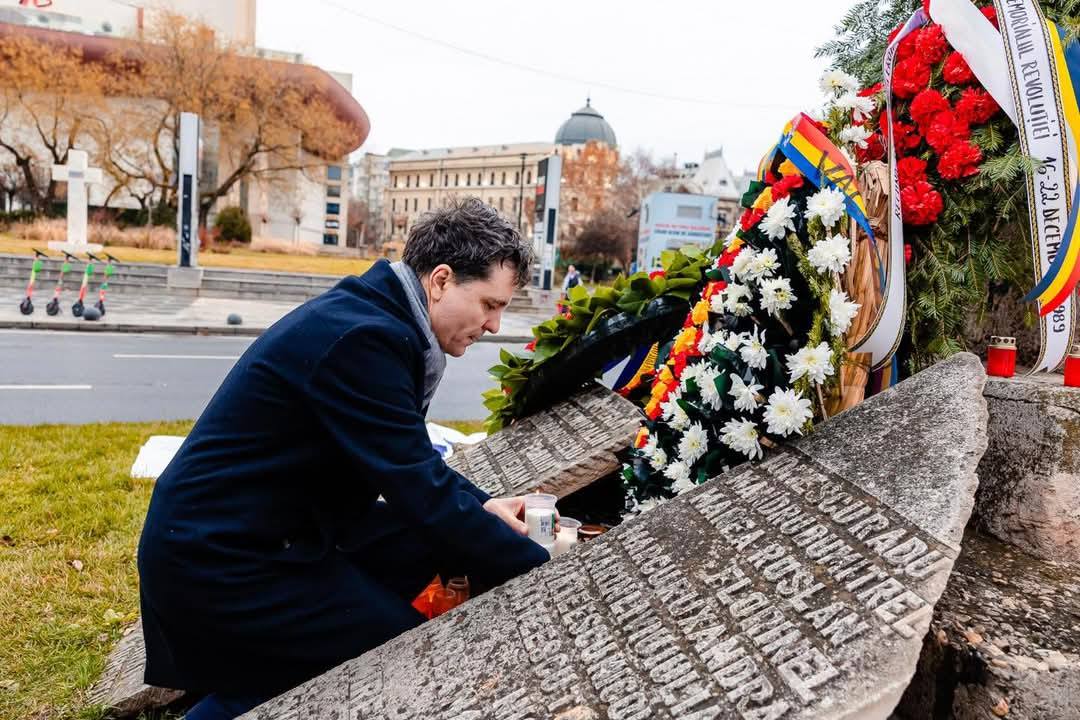 Președintele Nicușor Dan a depus o coroană de flori la Monumentul Revoluției din Piața Universității