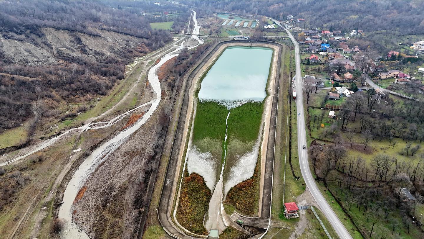 Diana Buzoianu spune că ESZ Prahova trebuia să se ocupe de galeria cu probleme de la Barajul Paltinu. Operatorul rețelei spune că infrastructura e veche și nu are dreptul legal să o modernizeze