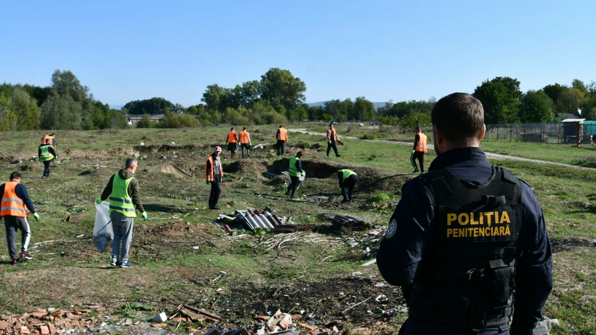 Penitenciarul Mioveni s-a transformat în firmă de prestări servicii. Deținuții fac curat sau taie lemne contra cost