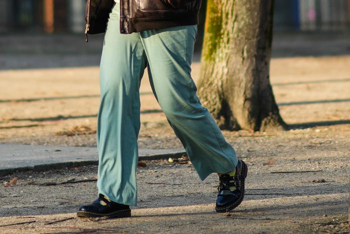 Costumele rigide și cravatele nu mai sunt obligatorii în corporații. „Smart-casual” a devenit noua ținută zilnică pentru bărbați