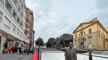 Statuia lui Pavarotti din Pesaro a fost „îngropată” în gheața patinoarului din centrul orașului. Văduva tenorului critică dur decizia autorităților