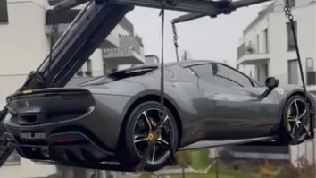 Un milionar închiriază macara ca să-și parcheze Ferrariul pe balcon. Ce i-a făcut Primăria Vienei