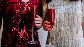 Ce culoare să porți de Revelion 2026? Roșul crește atenția, albastrul induce calm, iar galbenul este asociat cu optimismul