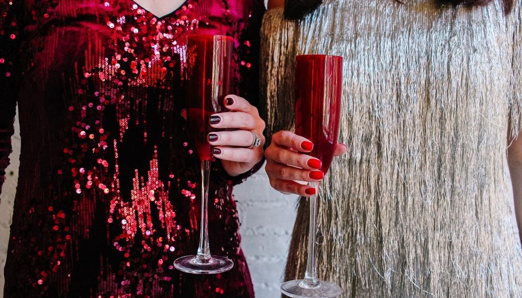 Ce culoare să porți de Revelion 2026? Roșul crește atenția, albastrul induce calm, iar galbenul este asociat cu optimismul