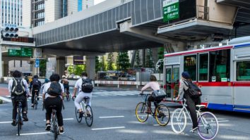 Japonia suspendă 900 de permise auto pentru șoferii prinși sub influența alcoolului pe bicicletă