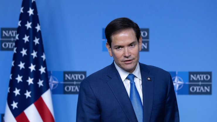 Secretarul de Stat al SUA lipsește pentru prima dată în 22 ani de la reuniunea NATO. Miniștrii de Externe ai Alianței Nord-Atlantice discută astăzi planul de pace pentru Ucraina, după negocierile lui Putin cu americanii