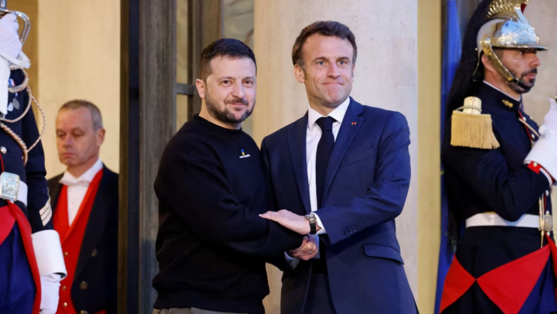 Zelenski a ajuns la Paris pentru a discuta cu Macron despre pacea din Ucraina, în timp ce negociatorii americani pornesc spre Moscova