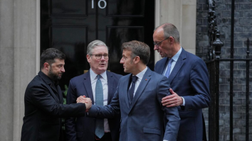 Deși negocierile de pace s-au blocat, Macron spune că Europa are „mai multe cărți” în mână. Rusia laudă noua Strategie de Securitate a lui Trump, „care se aliniază cu viziunea Moscovei”