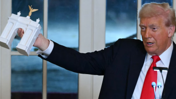 Trump e dat în judecată pentru planul de a construi o sală de bal: „E o distrugere a istoriei. Niciun Președinte nu are voie să demoleze părți din Casa Albă fără consultări oficiale”