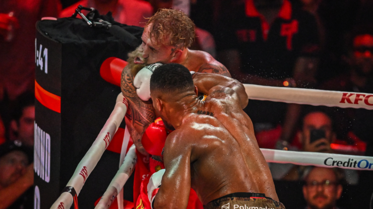 Jake Paul suferă o dublă fractură a maxilarului după ce a fost făcut KO de Anthony Joshua. Fostul YouTuber va urma o dietă lichidă pentru cel puțin o săptămână