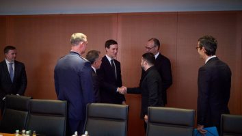 Zelenski continuă azi discuțiile cu Kushner și Witkoff, la Berlin. Președintele ucrainean ia în calcul un referendum pentru cedarea teritoriilor