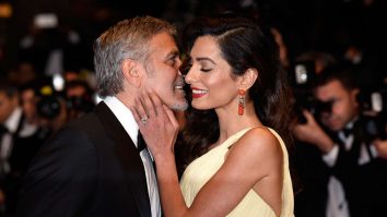 George Clooney spune stop scenelor romantice. La 63 de ani, actorul renunță la săruturile din filme, inspirat de Paul Newman și susținut de soția sa, Amal