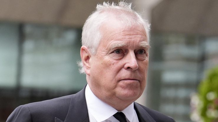 Fostul prinț al Marii Britanii apare în mai multe imagini din Dosarele Epstein. În ce poziție a fost surprins Andrew Mountbatten-Windsor