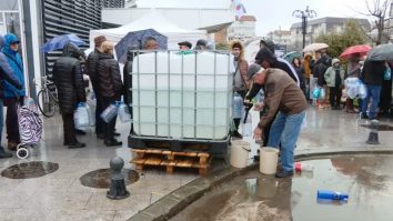 100.000 de oameni stau în continuare fără apă potabilă în Prahova. Președintele Nicușor Dan dă vina pe Apele Române. Ana-Maria Agiu, purtătoarea de cuvânt a Apelor Române: „Fiecare are partea lui de vină. Admitem că ar fi trebuit să facem mult mai bine comunicarea instituțională. Nu e suficient să iei act de o stare de urgență”