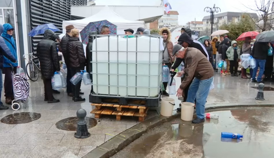 100.000 de oameni stau în continuare fără apă potabilă în Prahova. Președintele Nicușor Dan dă vina pe Apele Române. Ana-Maria Agiu, purtătoarea de cuvânt a Apelor Române: „Fiecare are partea lui de vină. Admitem că ar fi trebuit să facem mult mai bine comunicarea instituțională. Nu e suficient să iei act de o stare de urgență”