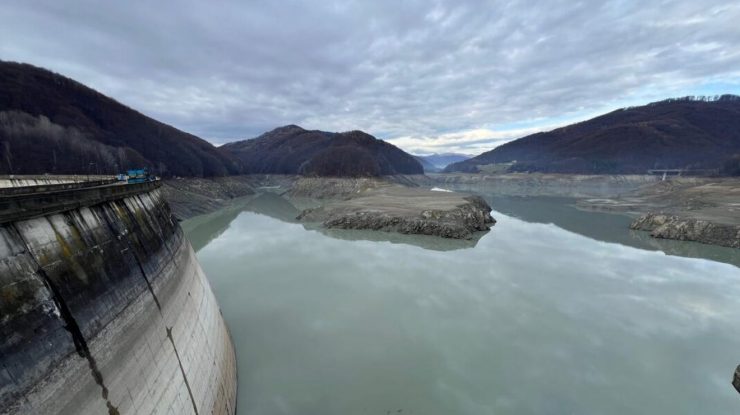 Peste 100.000 de români din Prahova și Dâmboviţa rămân fără apă potabilă încă 7 zile. „Apele Române” avertizează că problemele ar putea dura chiar șase luni