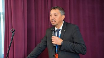 Ministerul Educației schimbă paradigma la Limba română pentru clasa a IX-a și mizează pe AI