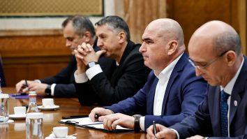 Ilie Bolojan constată creșterea elevilor în învățământul simultan după aplicarea legii. Numărul elevilor din acest sistem a crescut cu 7.000 în acest an școlar comparativ cu anul trecut