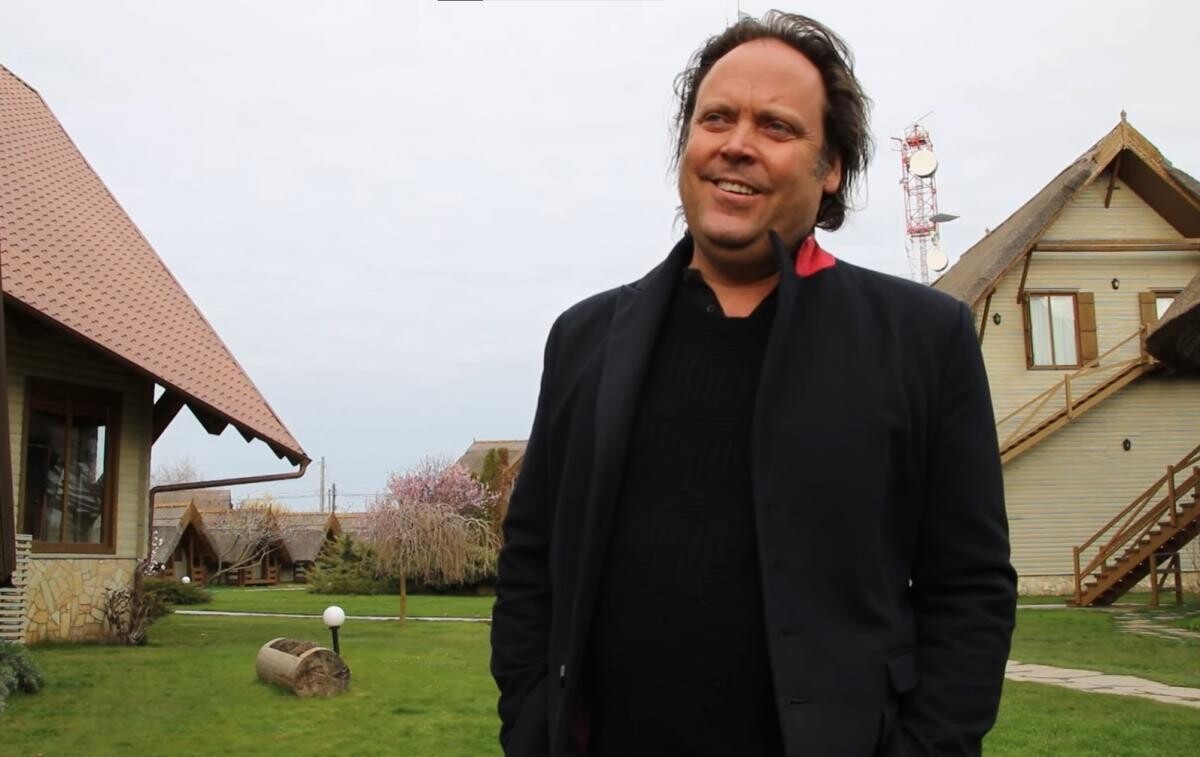 Charlie Ottley promovează România mai bine decât o fac instituțiile statului. Jurnalistul a devinit cetățean român după 15 ani de iubire