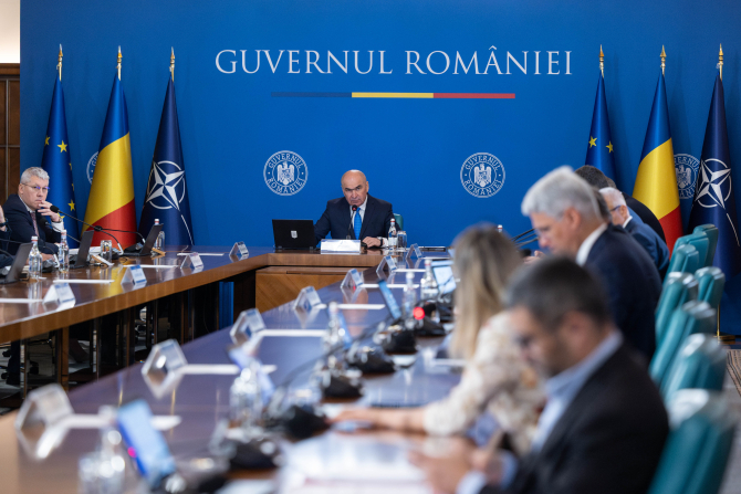 S&P confirmă ratingul României la „BBB-/A-3”, cu perspectivă negativă:  „Am putea reduce ratingul României dacă blocajul guvernamental se prelungește”