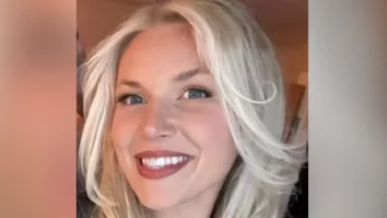 O polițistă din Marea Britanie a fost concediată pentru comportament indecent. Femeia și-a pipăit doi colegi și a vrut să o sărute pe o alta