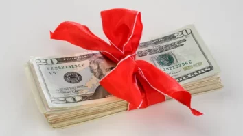 Crăciunul nu mai e despre emoție, ci despre… eficiență. 6 din 10 americani preferă banii sau gift cardurile drept cadou de sărbători