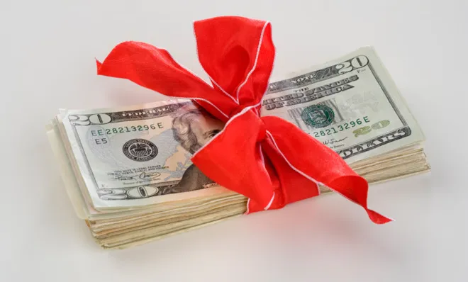 Crăciunul nu mai e despre emoție, ci despre… eficiență. 6 din 10 americani preferă banii sau gift cardurile drept cadou de sărbători