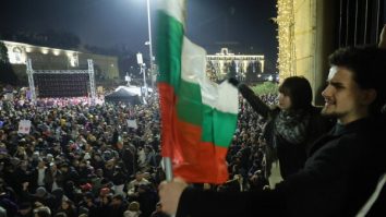 Guvernul Bulgariei demisionează în urma protestelor masive anticorupție din toată țară. Demisia vine înainte ca Bulgaria să adere la zona euro, pe 1 ianuarie 2026