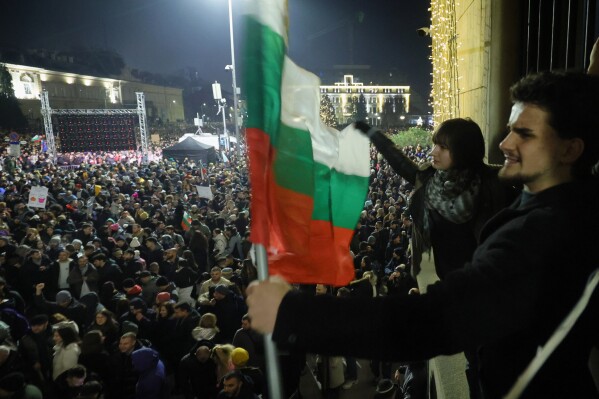Guvernul Bulgariei demisionează în urma protestelor masive anticorupție din toată țară. Demisia vine înainte ca Bulgaria să adere la zona euro, pe 1 ianuarie 2026