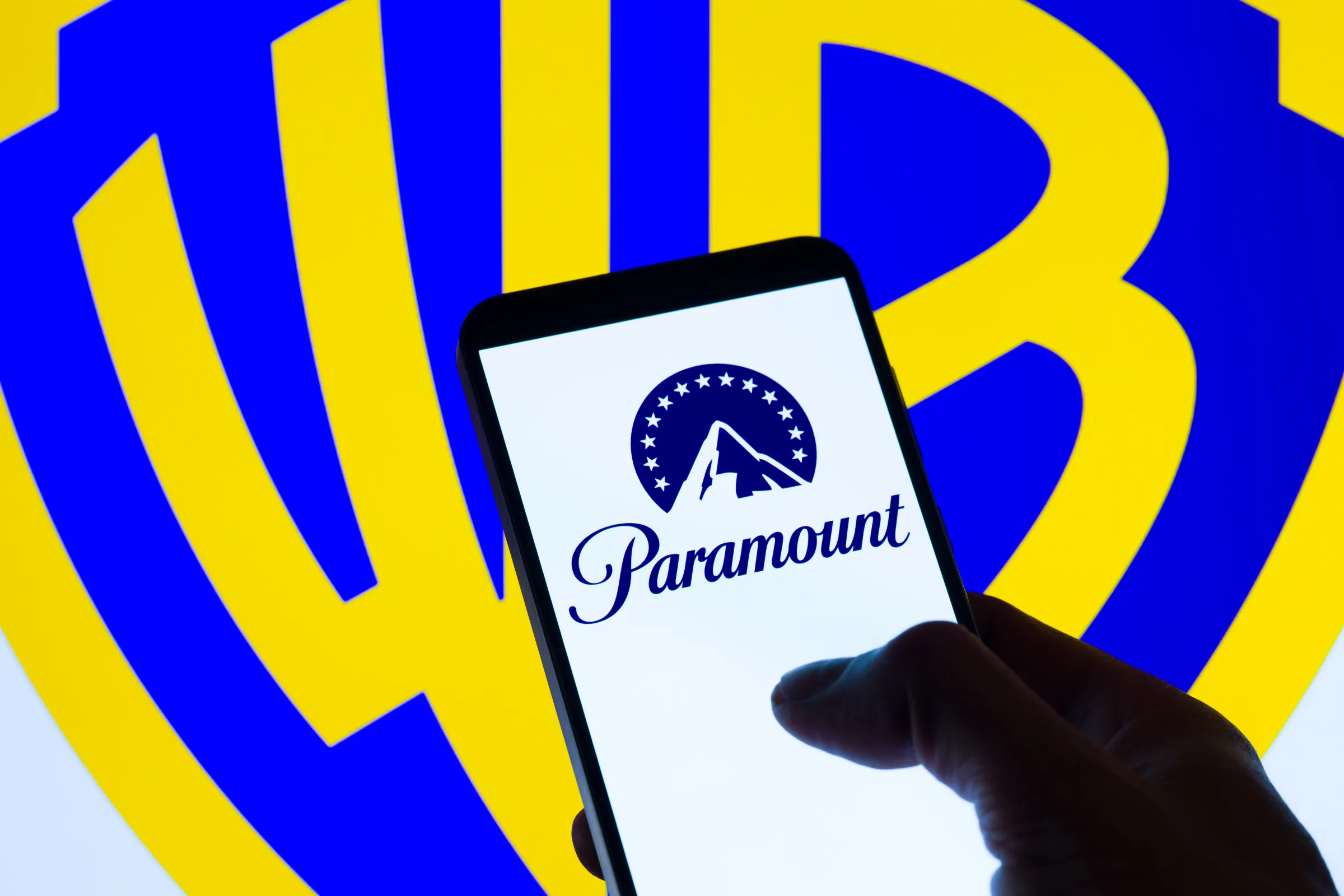 Paramount revine în forță în cursa pentru Warner Bros, după ce Larry Ellison garantează personal 40,4 miliarde de dolari. Investitorii WB se declară deschiși la o ofertă superioară celei Netflix