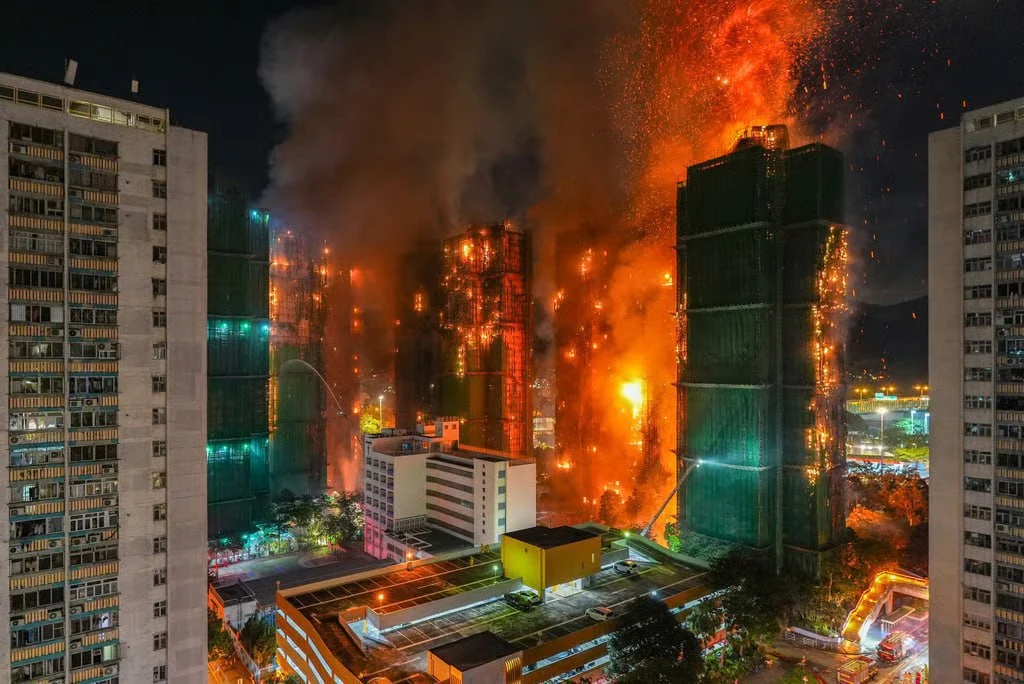 Hong Kong a lansat o anchetă independentă după incendiul devastator de la complexul rezidențial, care a ucis cel puțin 151 de persoane. Este cea mai mare tragedie din ultimii 80 de ani