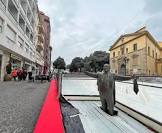 Statuia lui Pavarotti din Pesaro a fost „îngropată” în gheața patinoarului din centrul orașului. Văduva tenorului critică dur decizia autorităților