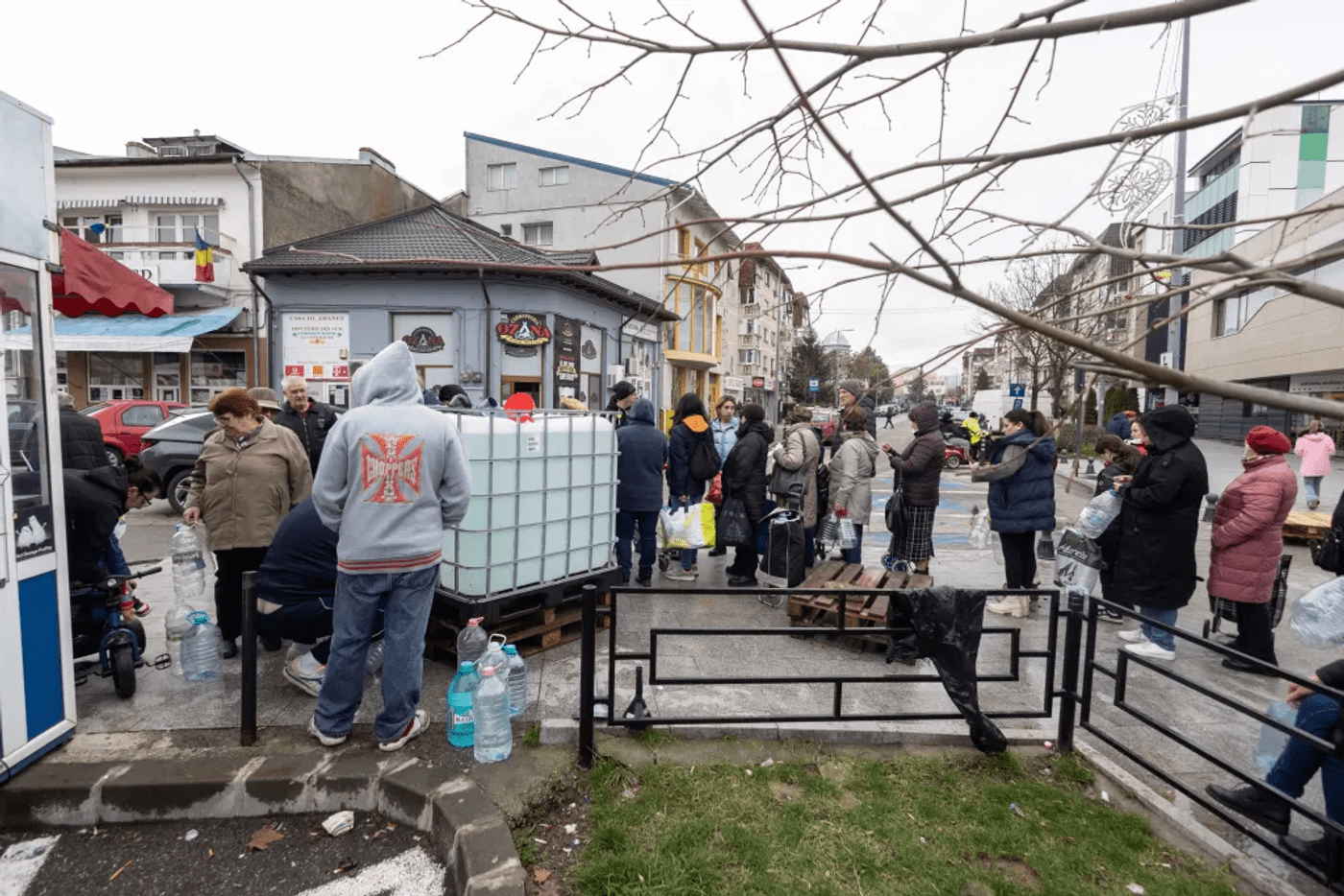 De ce nu e nimeni tras la răspundere pentru situația din Prahova? 100.000 de oameni stau fără apă potabilă de o săptămână. Toni Neacșu, avocat: „Dacă o astfel de calamitate s-ar fi întâmplat acum 20 de ani în România, s-ar fi soldat cu ani grei de pușcărie. În 2025 e greu să vorbim de răspundere politică în România”