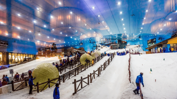 În Dubai poți schia după o zi de plajă. Orașul înregistrează un nou record de turiști