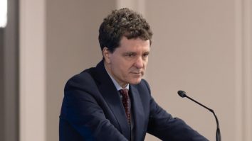 Nicușor Dan îl decorează de Ziua Națională pe colonel Ion Vasile Banu, veteran de război la 107 ani, cu Ordinul Virtutea Militară