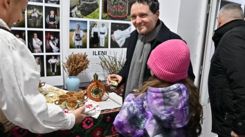 VIDEO. Nicușor Dan și-a petrecut noaptea de Crăciun în Satul Ileni, la un „păhărel” alături de colindători: „Foaie verde de trifoi, Președintele-i la noi”