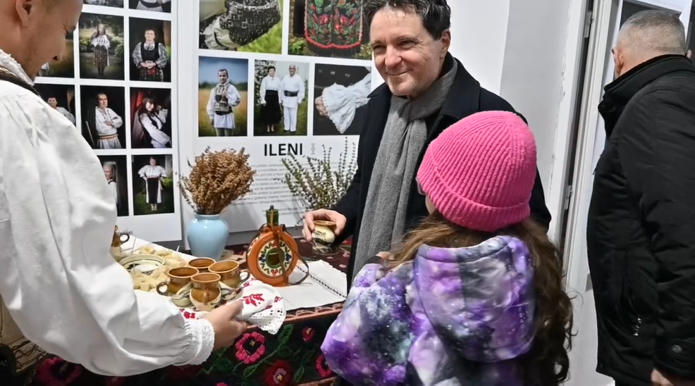 VIDEO. Nicușor Dan și-a petrecut noaptea de Crăciun în Satul Ileni, la un „păhărel” alături de colindători: „Foaie verde de trifoi, Președintele-i la noi”