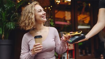 STUDIU. Unul din 3 americani cheltuie mai mult când plătește cu telefonul. Românii au făcut plăți digitale de 37 miliarde de euro în 2025
