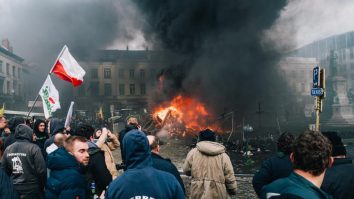 Proteste violente la Bruxelles: Acordul comercial UE-Mercosur a scos mii de fermieri în stradă. Poliţia a intervenit cu tunuri cu apă şi gaze lacrimogene