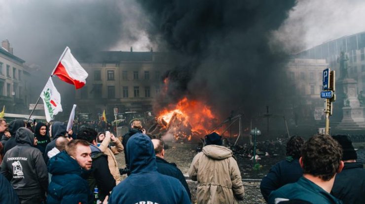 Proteste violente la Bruxelles: Acordul comercial UE-Mercosur a scos mii de fermieri în stradă. Poliţia a intervenit cu tunuri cu apă şi gaze lacrimogene
