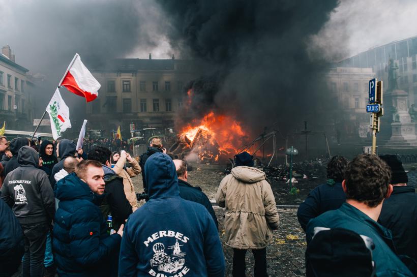 Proteste violente la Bruxelles: Acordul comercial UE-Mercosur a scos mii de fermieri în stradă. Poliţia a intervenit cu tunuri cu apă şi gaze lacrimogene