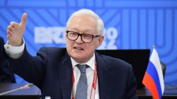 Ministrul adjunct de Externe al Rusiei: Vom bombarda Ucraina până va deveni „prietenoasă” cu Rusia