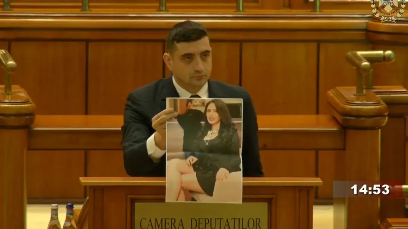 Liniștea dinaintea furtunii: George Simion a adus o fotografie cu Monica Hunyadi în Parlament și a păstrat „un minut de tăcere”, înainte de a izbucni la adresa Guvernului Bolojan: „Alternativa, domnule Premier, era să nu aduceți persoane cu experiență la salon la conducerea țării”